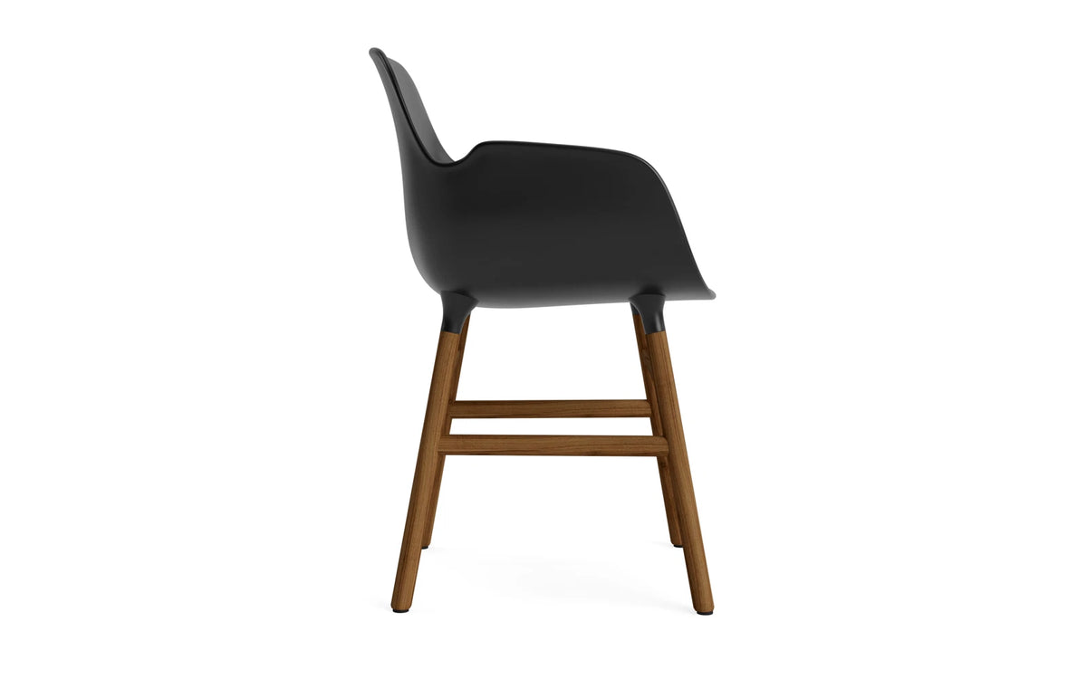 Form Armlehnstuhl in Schwarz / Walnuss präsentiert im Onlineshop von KAQTU Design AG. Stuhl mit Armlehne ist von Normann Copenhagen