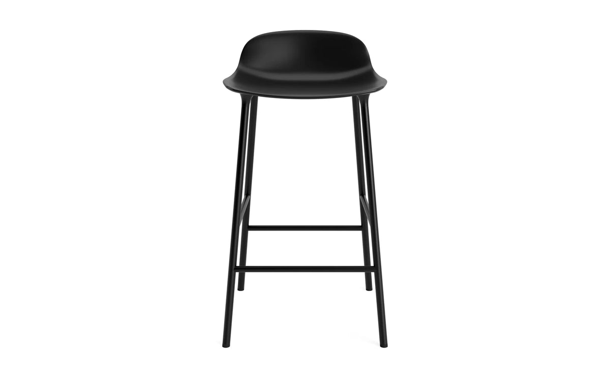 Form Barhocker in Schwarz präsentiert im Onlineshop von KAQTU Design AG. Barstuhl ist von Normann Copenhagen
