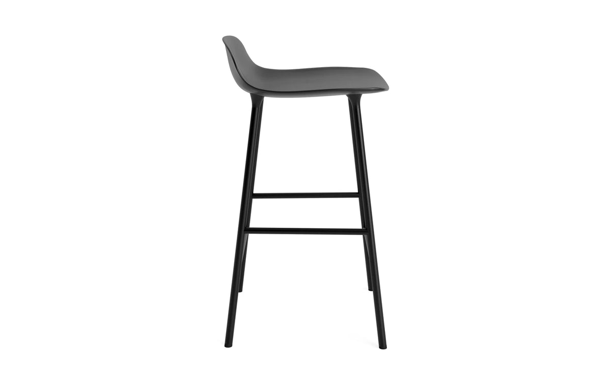 Form Barhocker in Schwarz präsentiert im Onlineshop von KAQTU Design AG. Barstuhl ist von Normann Copenhagen