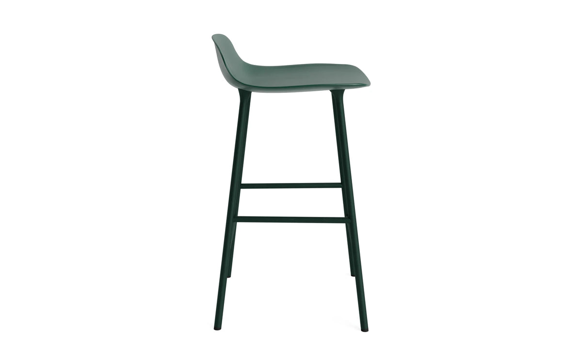 Form Barhocker in Grün präsentiert im Onlineshop von KAQTU Design AG. Barstuhl ist von Normann Copenhagen