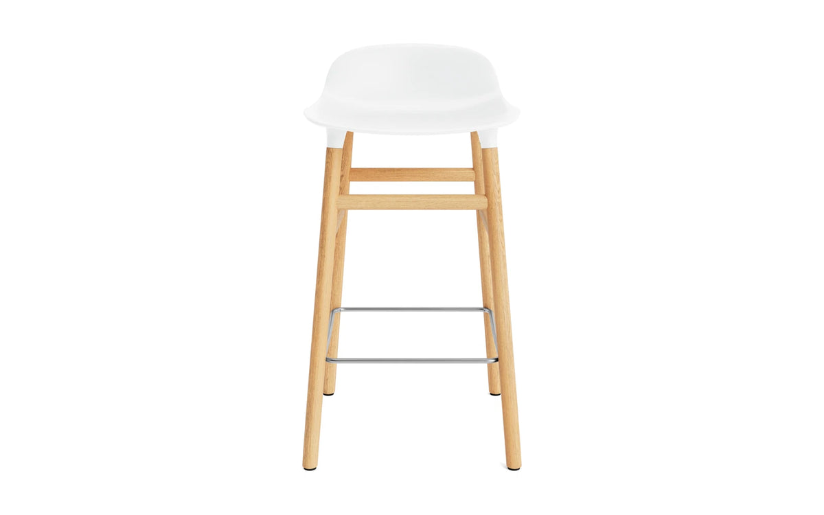 Form Barhocker in Weiss präsentiert im Onlineshop von KAQTU Design AG. Barstuhl ist von Normann Copenhagen