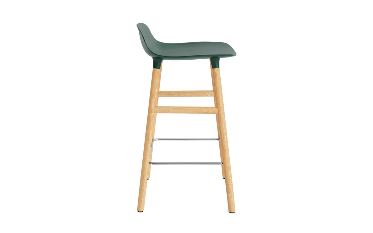 Form Barhocker in Grün präsentiert im Onlineshop von KAQTU Design AG. Barstuhl ist von Normann Copenhagen