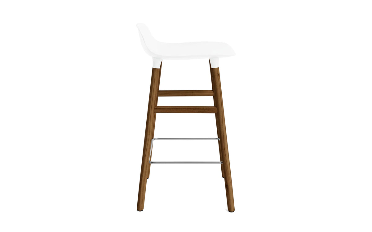 Form Barhocker in Weiss präsentiert im Onlineshop von KAQTU Design AG. Barstuhl ist von Normann Copenhagen