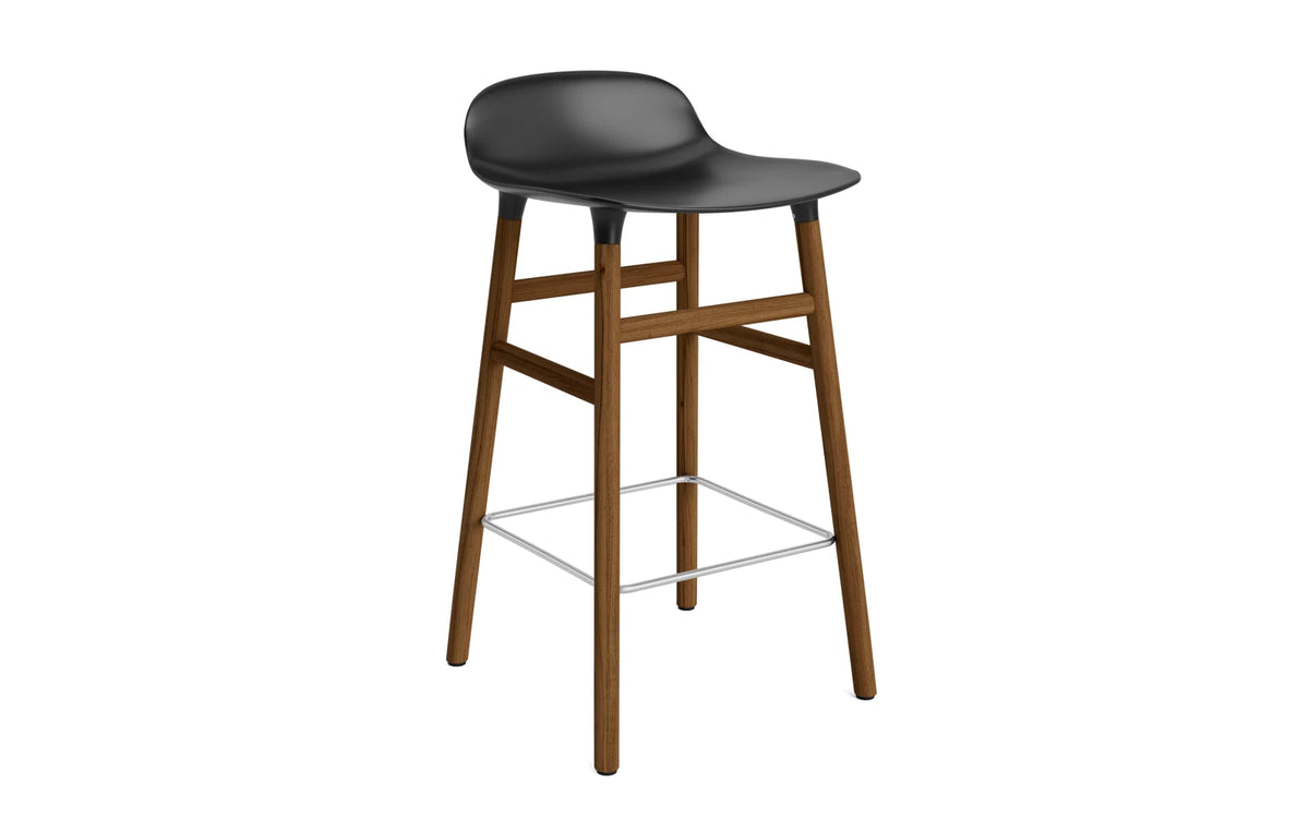Form Barhocker in Schwarz präsentiert im Onlineshop von KAQTU Design AG. Barstuhl ist von Normann Copenhagen
