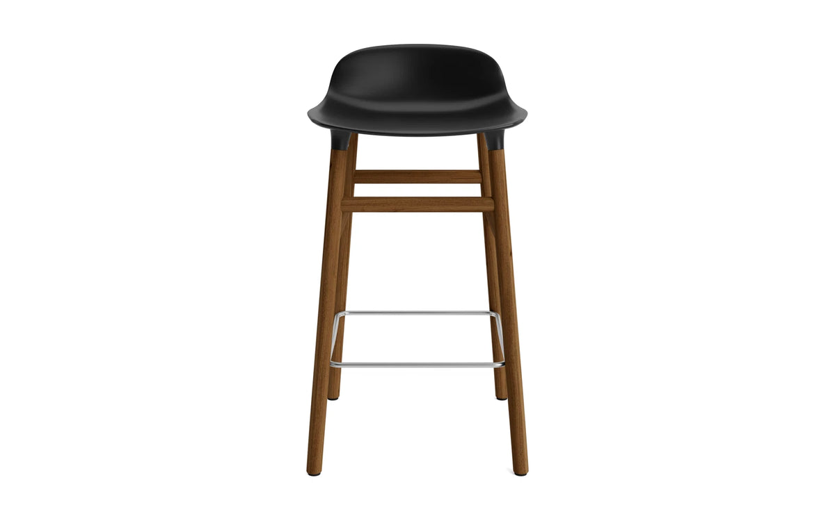 Form Barhocker in Schwarz präsentiert im Onlineshop von KAQTU Design AG. Barstuhl ist von Normann Copenhagen