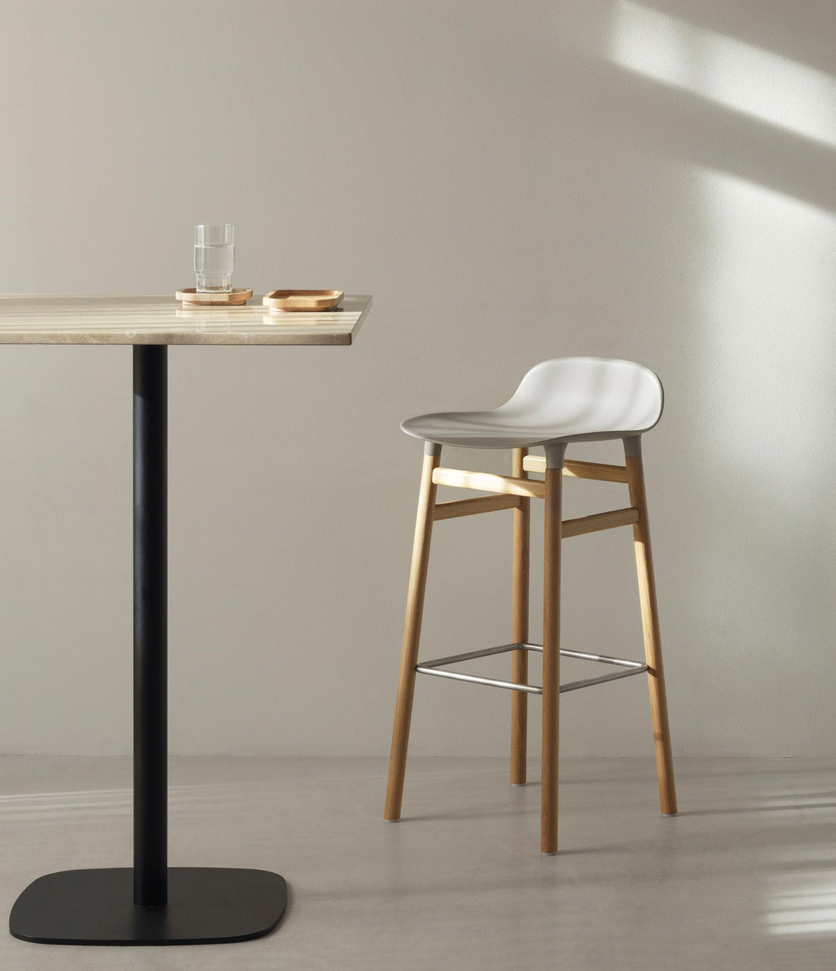 Form Barhocker in Grün präsentiert im Onlineshop von KAQTU Design AG. Barstuhl ist von Normann Copenhagen