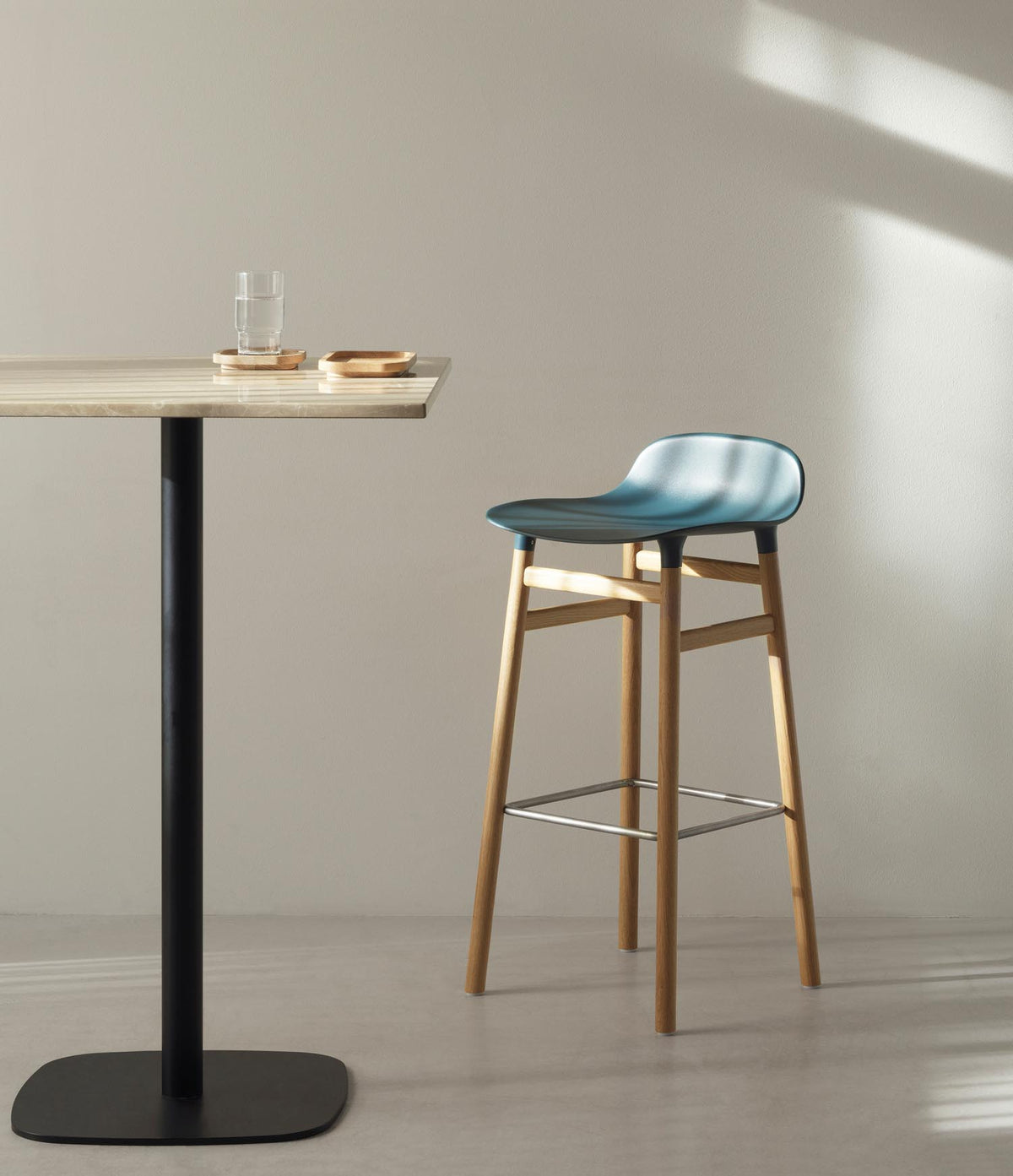 Form Barhocker in Rot präsentiert im Onlineshop von KAQTU Design AG. Barstuhl ist von Normann Copenhagen
