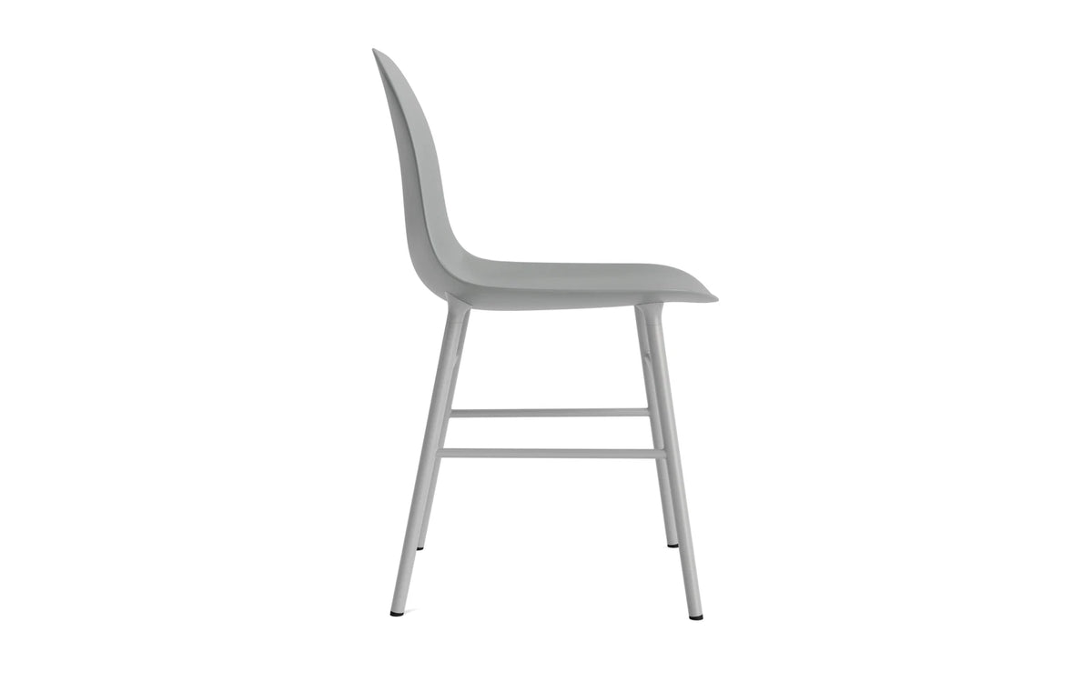 Form Stuhl in Grau präsentiert im Onlineshop von KAQTU Design AG. Stuhl ist von Normann Copenhagen