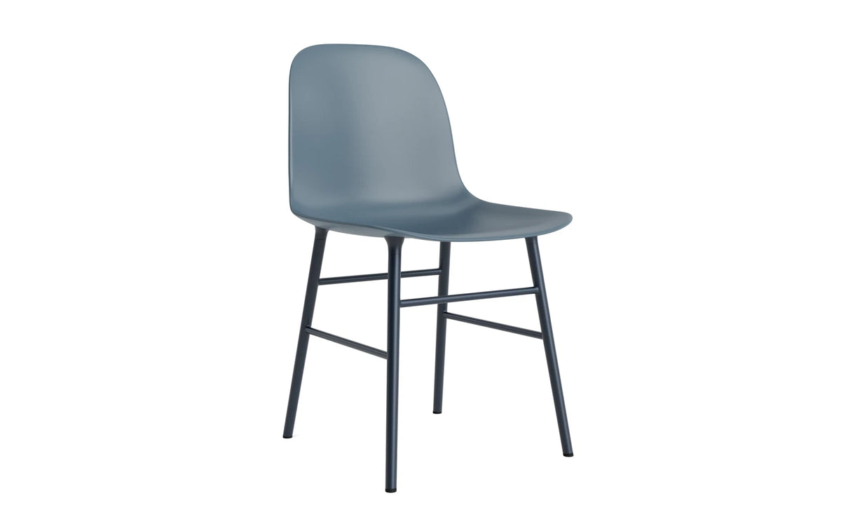 Form Stuhl in Blau präsentiert im Onlineshop von KAQTU Design AG. Stuhl ist von Normann Copenhagen