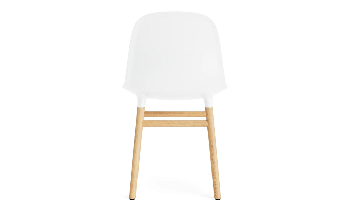 Form Stuhl in Weiss mit Eiche präsentiert im Onlineshop von KAQTU Design AG. Stuhl ist von Normann Copenhagen