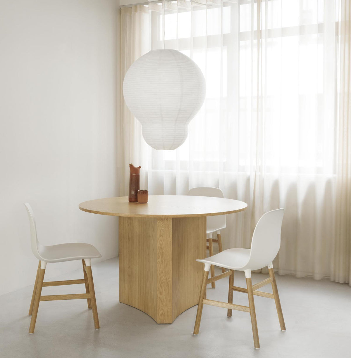 Form Stuhl in Weiss mit Eiche präsentiert im Onlineshop von KAQTU Design AG. Stuhl ist von Normann Copenhagen