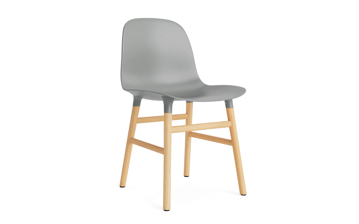 Form Stuhl in Grau mit Eiche präsentiert im Onlineshop von KAQTU Design AG. Stuhl ist von Normann Copenhagen