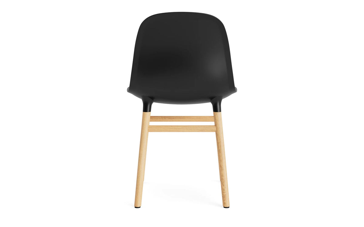 Form Stuhl in Schwarz mit Eiche präsentiert im Onlineshop von KAQTU Design AG. Stuhl ist von Normann Copenhagen