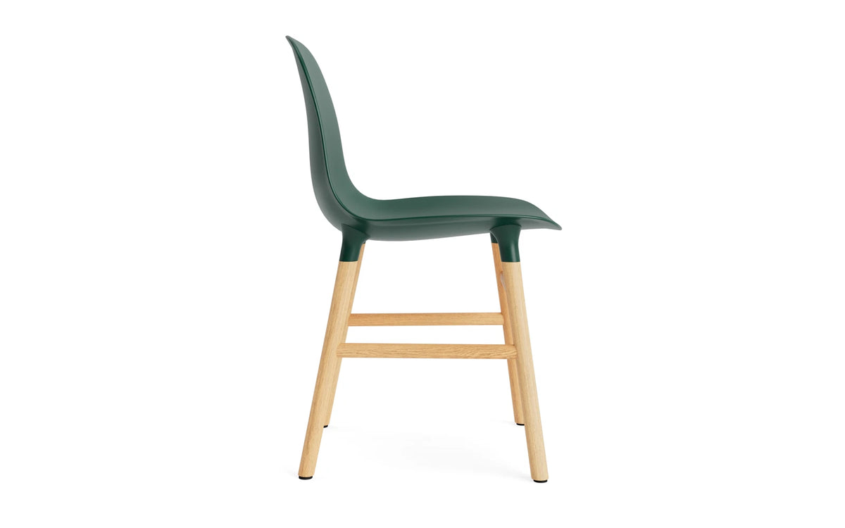 Form Stuhl in Grün mit Eiche präsentiert im Onlineshop von KAQTU Design AG. Stuhl ist von Normann Copenhagen