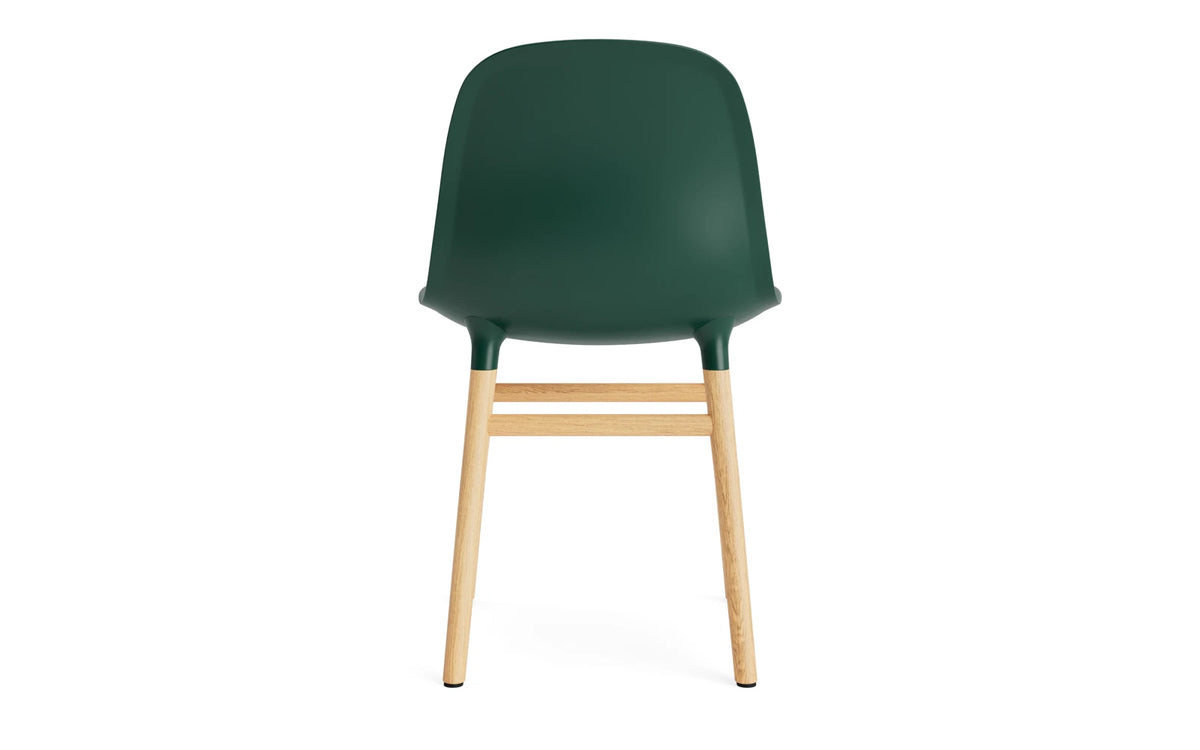 Form Stuhl in Grün mit Eiche präsentiert im Onlineshop von KAQTU Design AG. Stuhl ist von Normann Copenhagen