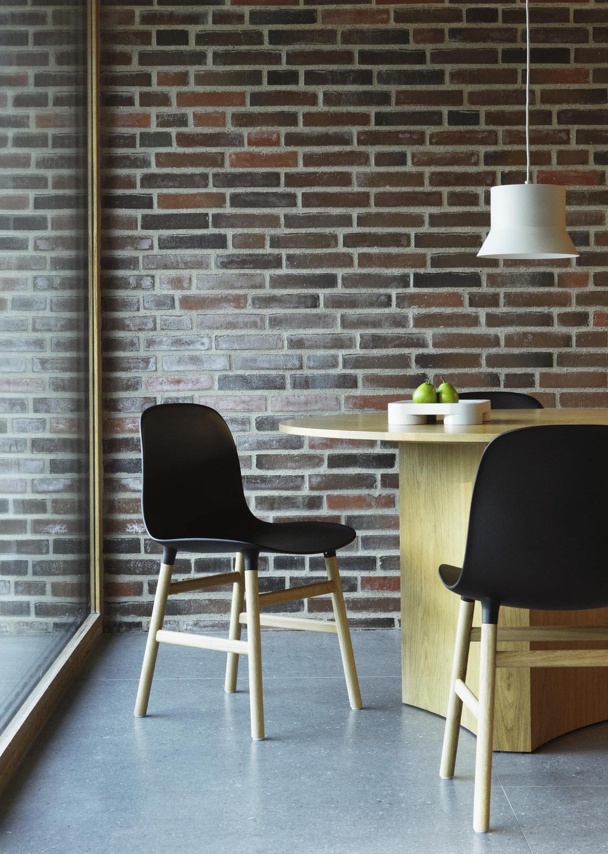 Form Stuhl in Weiss mit Walnuss präsentiert im Onlineshop von KAQTU Design AG. Stuhl ist von Normann Copenhagen