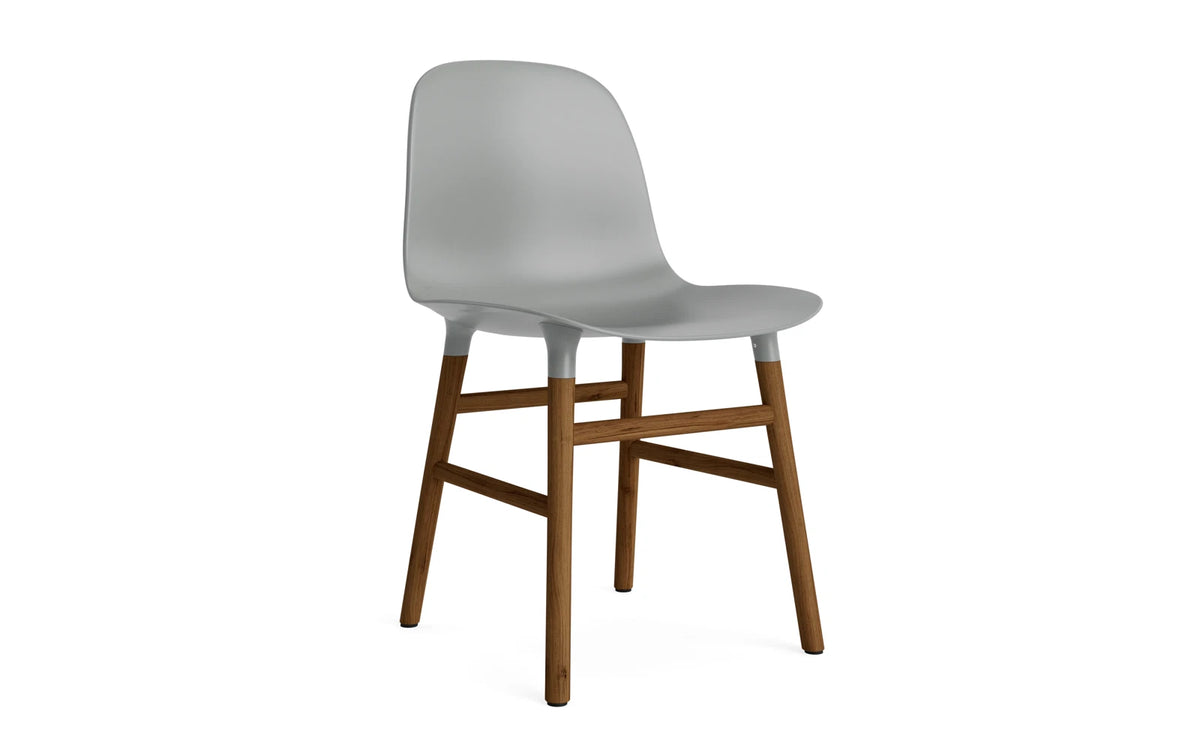 Form Stuhl in Grau mit Walnuss präsentiert im Onlineshop von KAQTU Design AG. Stuhl ist von Normann Copenhagen