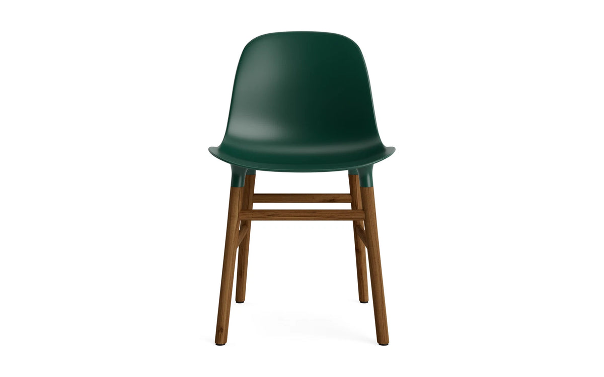 Form Stuhl in Grün mit Walnuss präsentiert im Onlineshop von KAQTU Design AG. Stuhl ist von Normann Copenhagen