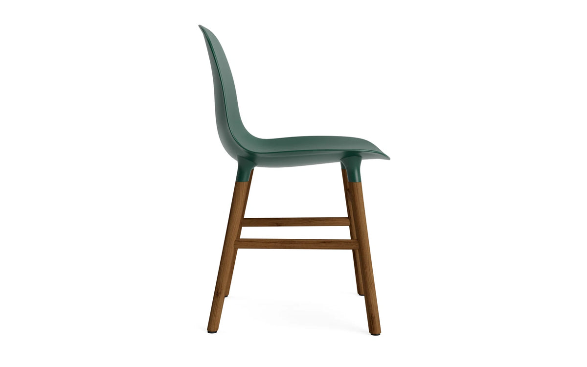 Form Stuhl in Grün mit Walnuss präsentiert im Onlineshop von KAQTU Design AG. Stuhl ist von Normann Copenhagen