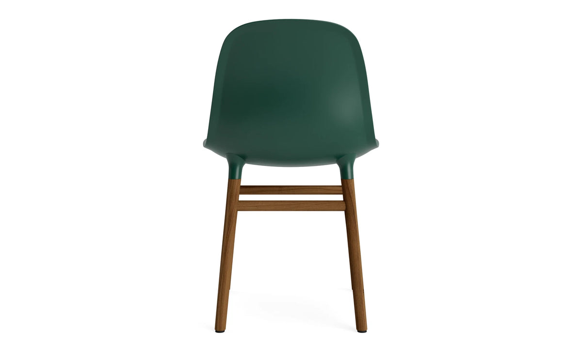 Form Stuhl in Grün mit Walnuss präsentiert im Onlineshop von KAQTU Design AG. Stuhl ist von Normann Copenhagen
