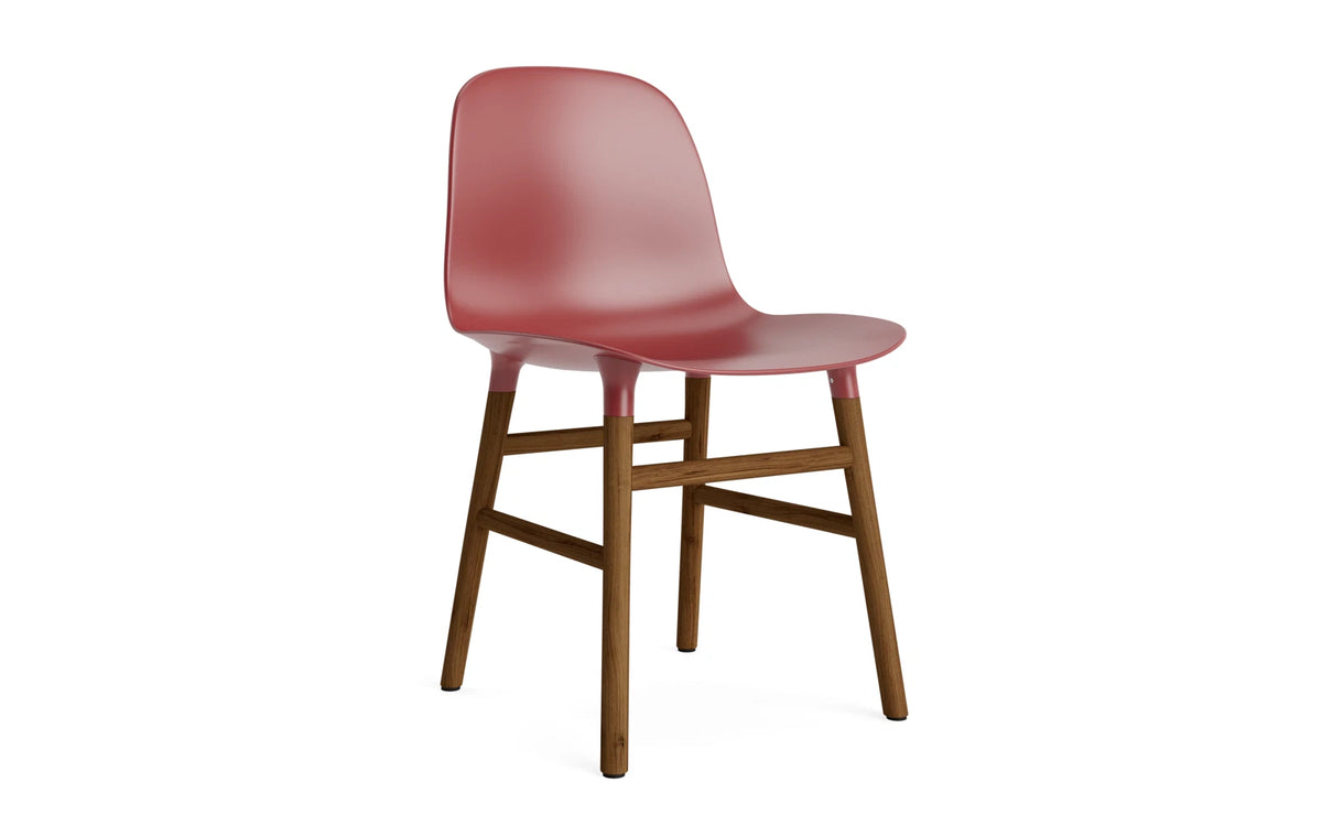 Form Stuhl in Rot mit Walnuss präsentiert im Onlineshop von KAQTU Design AG. Stuhl ist von Normann Copenhagen