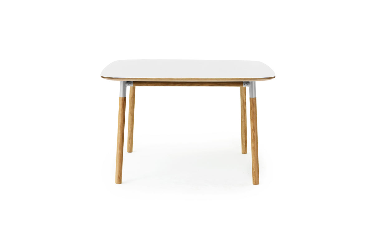 Form Tisch 120x 120 in Weiss präsentiert im Onlineshop von KAQTU Design AG. Esstisch ist von Normann Copenhagen