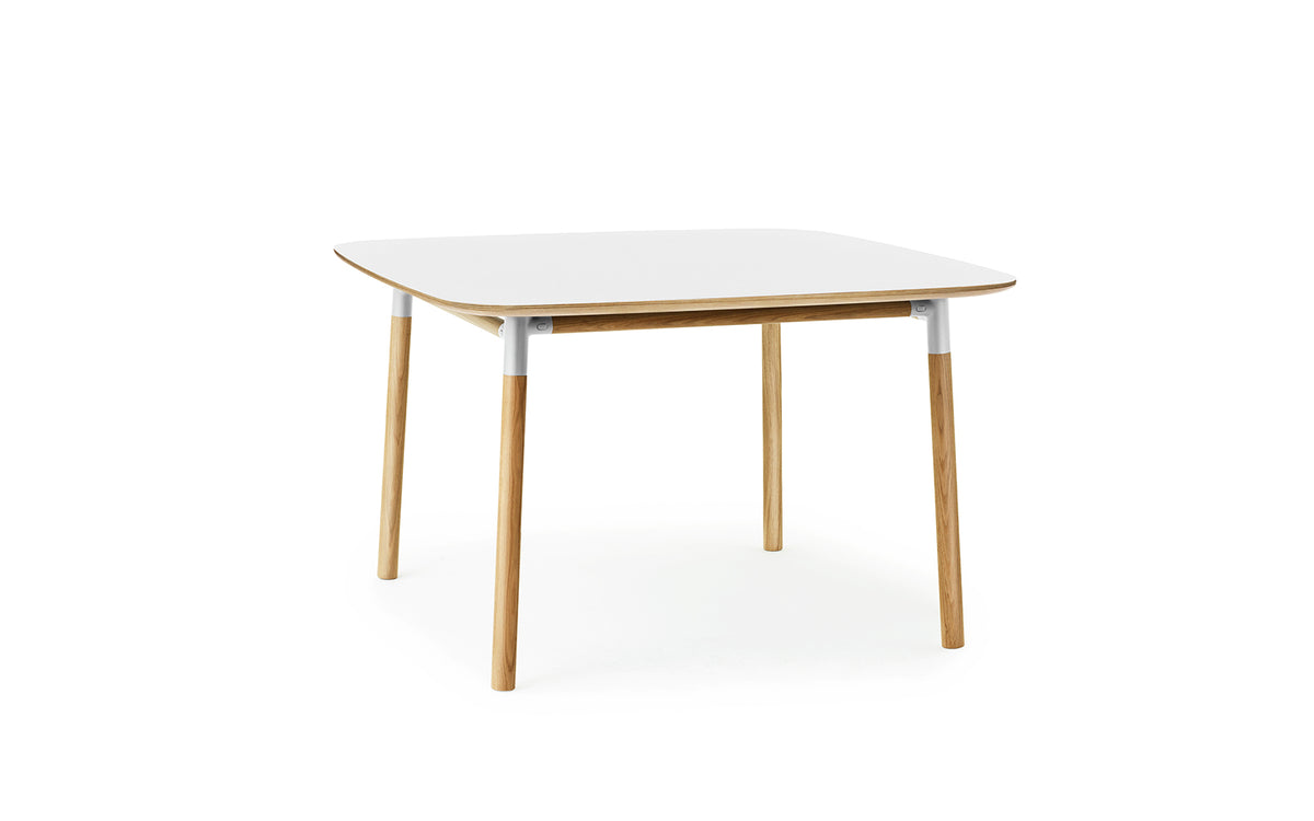 Form Tisch 120x 120 in Weiss präsentiert im Onlineshop von KAQTU Design AG. Esstisch ist von Normann Copenhagen