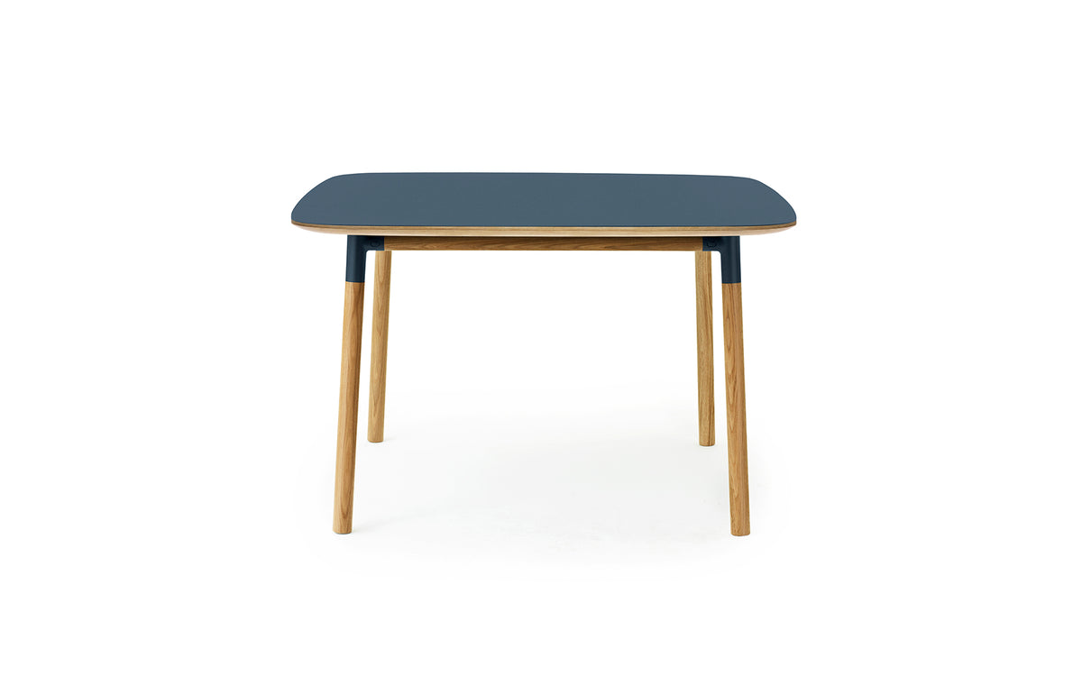 Form Tisch 120x 120 in Blau präsentiert im Onlineshop von KAQTU Design AG. Esstisch ist von Normann Copenhagen