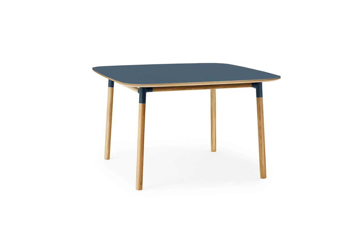Form Tisch 120x 120 in Blau präsentiert im Onlineshop von KAQTU Design AG. Esstisch ist von Normann Copenhagen