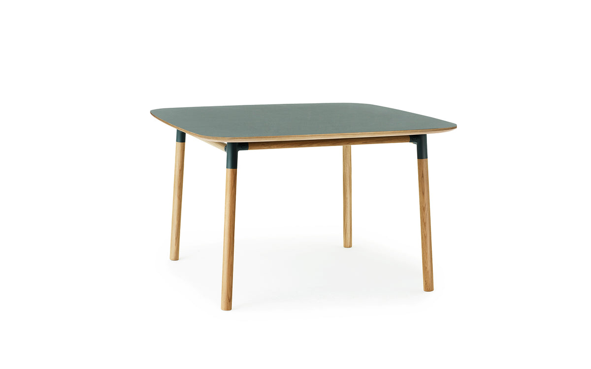Form Tisch 120x 120 in Grün präsentiert im Onlineshop von KAQTU Design AG. Esstisch ist von Normann Copenhagen