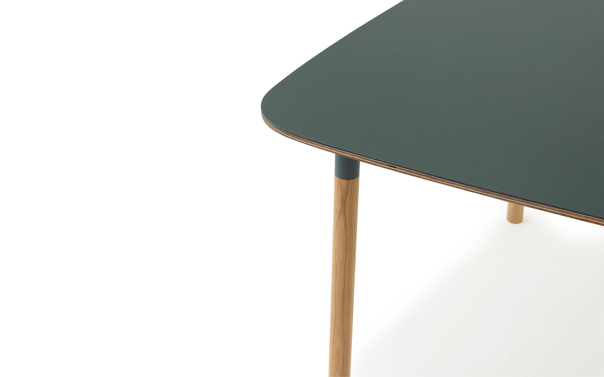 Form Tisch 120x 120 in Grün präsentiert im Onlineshop von KAQTU Design AG. Esstisch ist von Normann Copenhagen