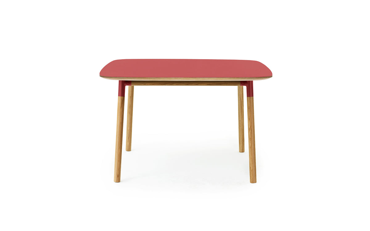 Form Tisch 120x 120 in Rot präsentiert im Onlineshop von KAQTU Design AG. Esstisch ist von Normann Copenhagen
