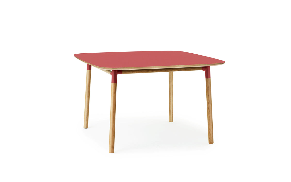 Form Tisch 120x 120 in Grün präsentiert im Onlineshop von KAQTU Design AG. Esstisch ist von Normann Copenhagen