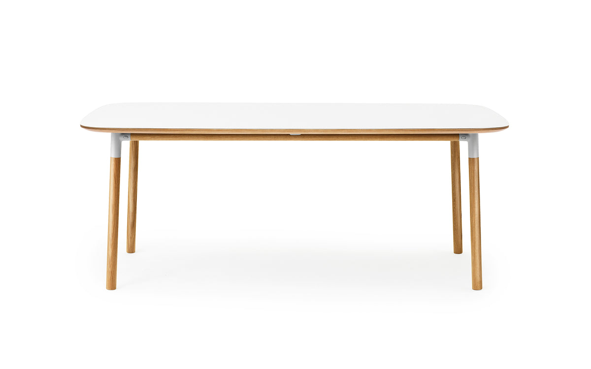 Form Tisch 95 x 200 in Weiss präsentiert im Onlineshop von KAQTU Design AG. Esstisch ist von Normann Copenhagen