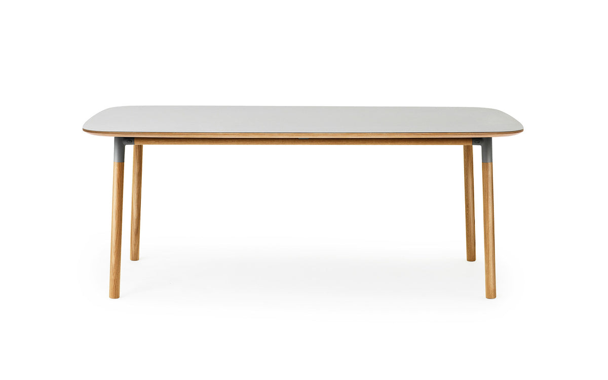 Form Tisch 95 x 200 in Grau präsentiert im Onlineshop von KAQTU Design AG. Esstisch ist von Normann Copenhagen