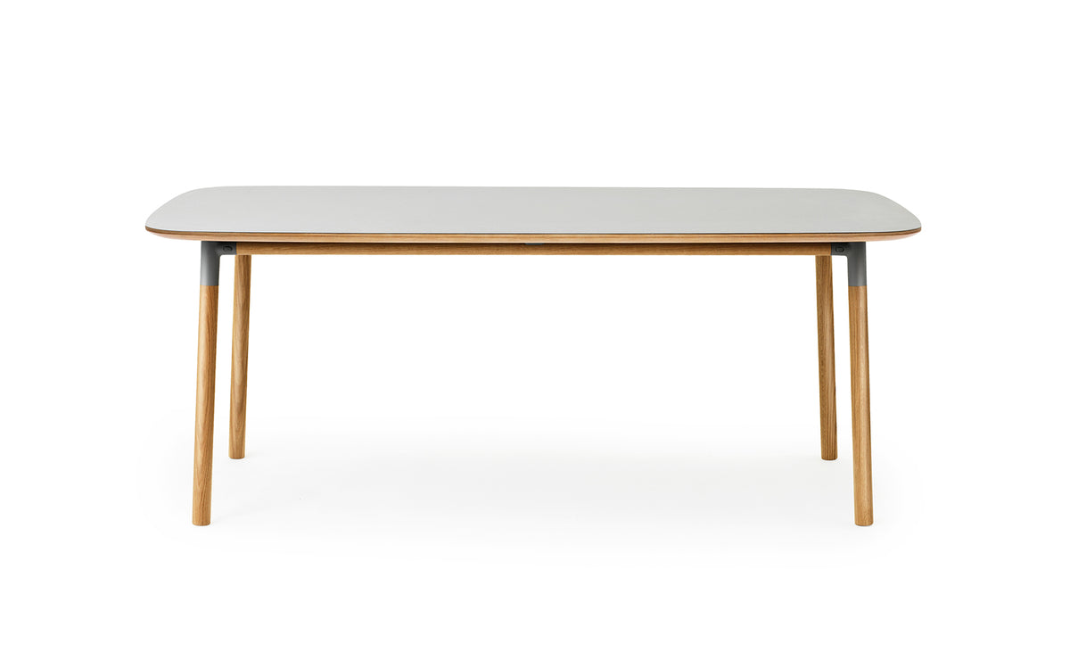 Form Tisch 95 x 200 in Grau präsentiert im Onlineshop von KAQTU Design AG. Esstisch ist von Normann Copenhagen
