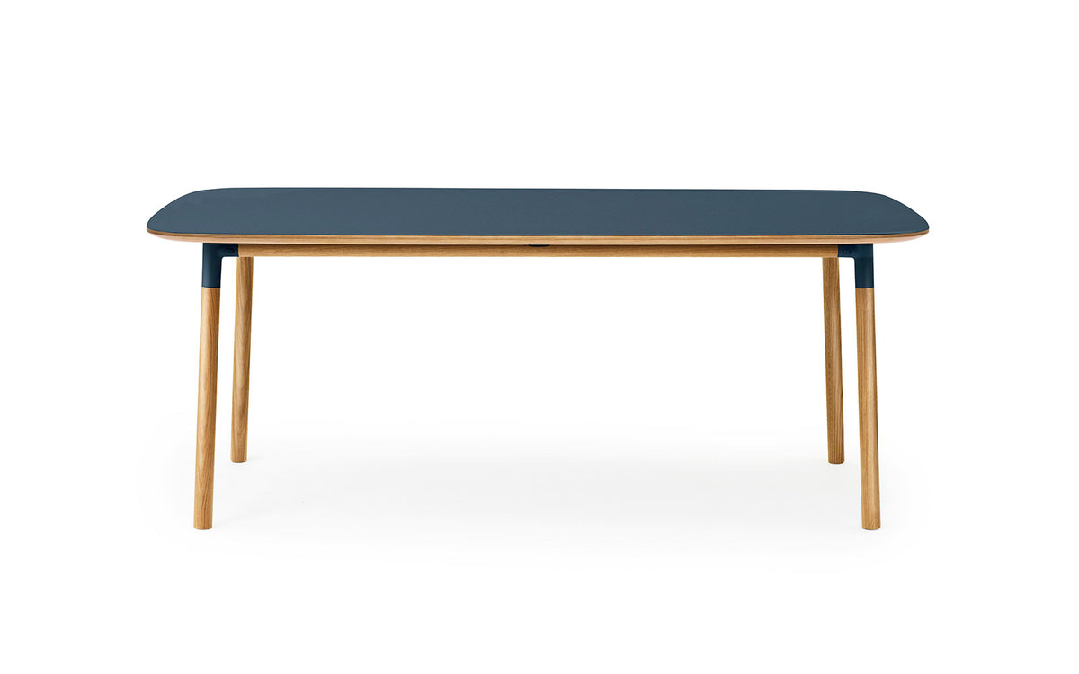 Form Tisch 95 x 200 in Blau präsentiert im Onlineshop von KAQTU Design AG. Esstisch ist von Normann Copenhagen