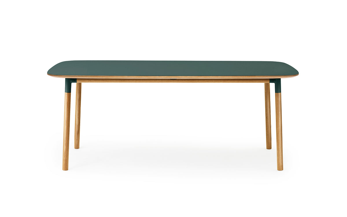 Form Tisch 95 x 200 in Grün präsentiert im Onlineshop von KAQTU Design AG. Esstisch ist von Normann Copenhagen