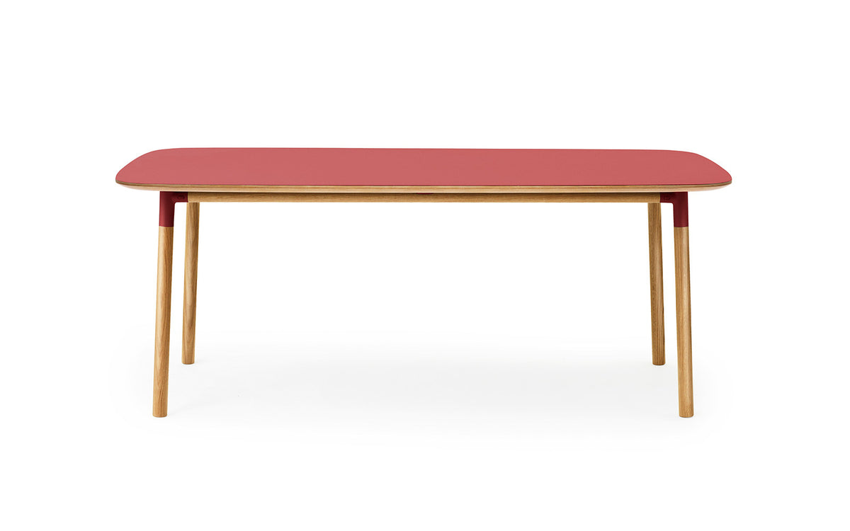 Form Tisch 95 x 200 in Rot präsentiert im Onlineshop von KAQTU Design AG. Esstisch ist von Normann Copenhagen