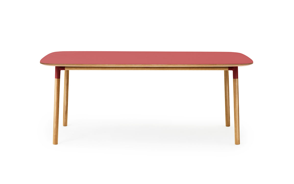 Form Tisch 95 x 200 in Rot präsentiert im Onlineshop von KAQTU Design AG. Esstisch ist von Normann Copenhagen