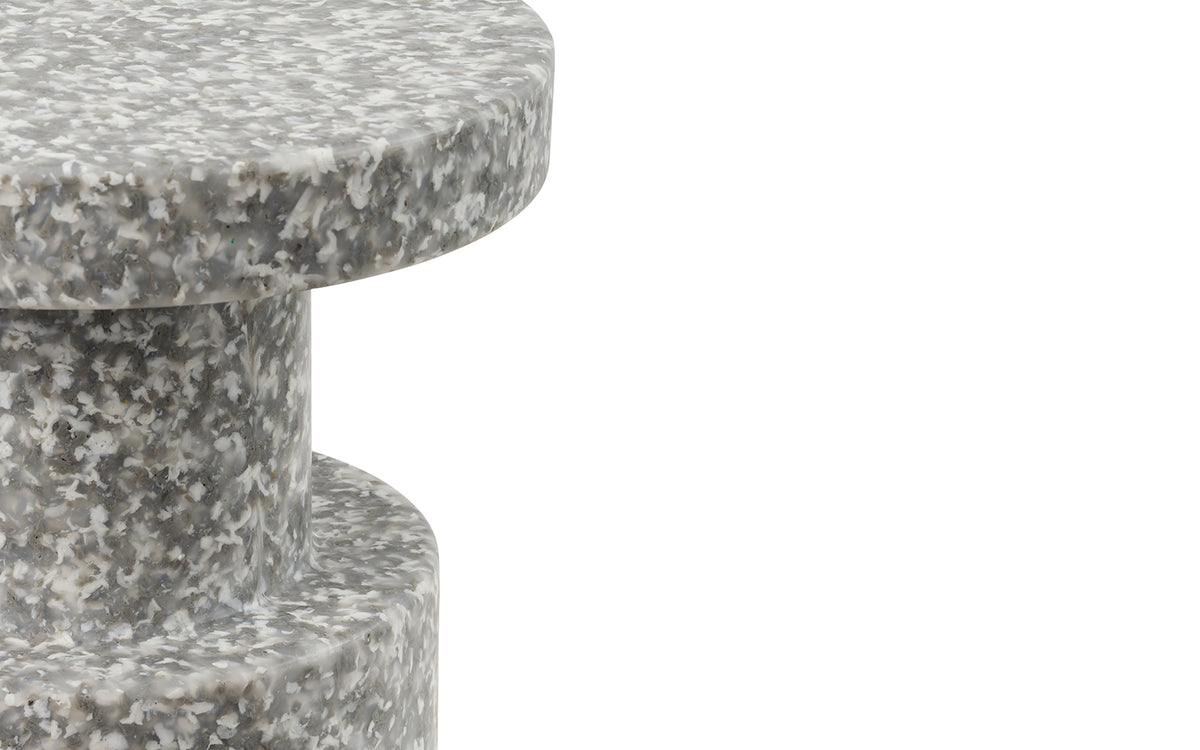 Bit Hocker in Grau präsentiert im Onlineshop von KAQTU Design AG. Pouf ist von Normann Copenhagen