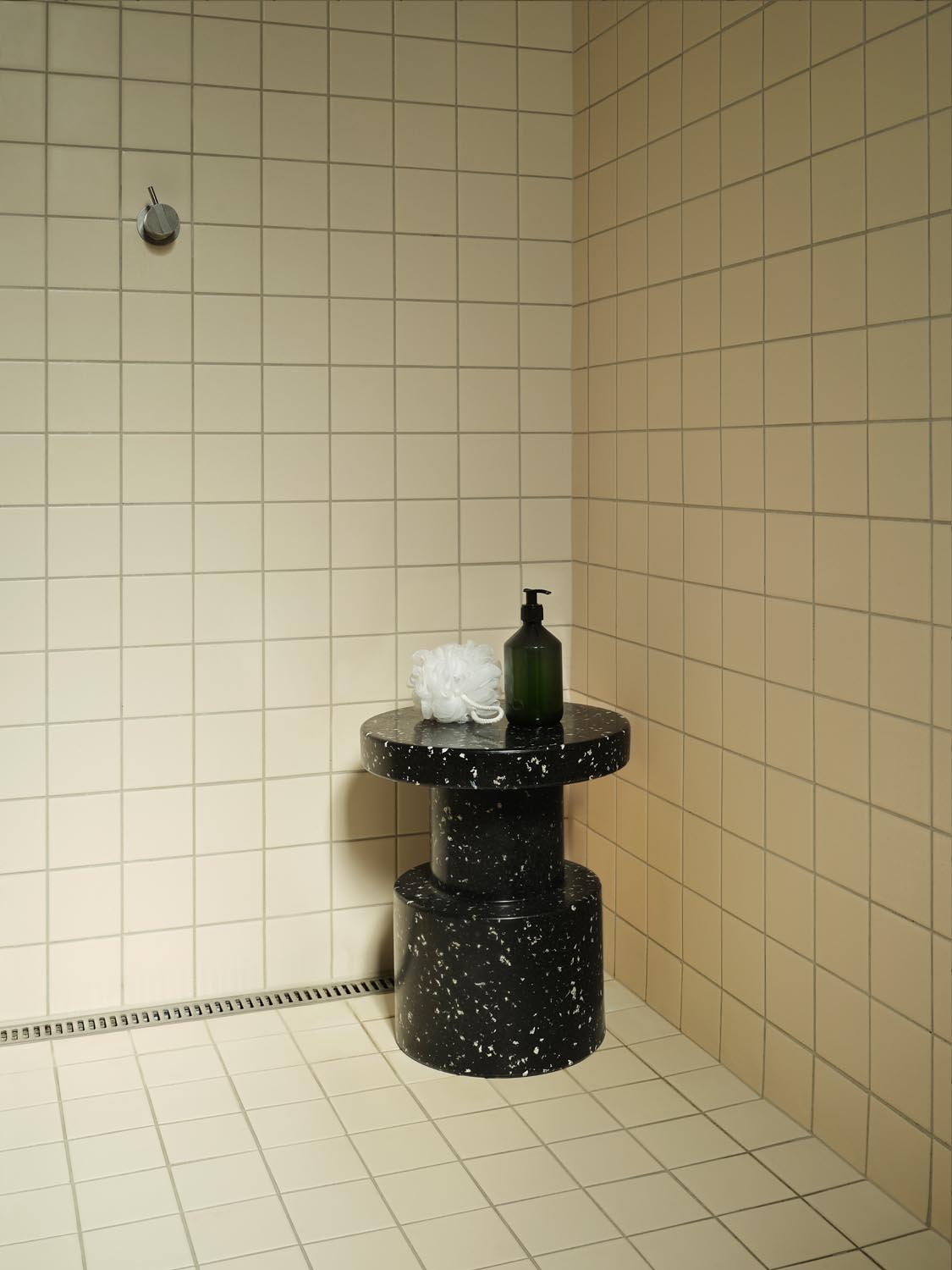 Bit Hocker in Schwarz präsentiert im Onlineshop von KAQTU Design AG. Hocker ist von Normann Copenhagen