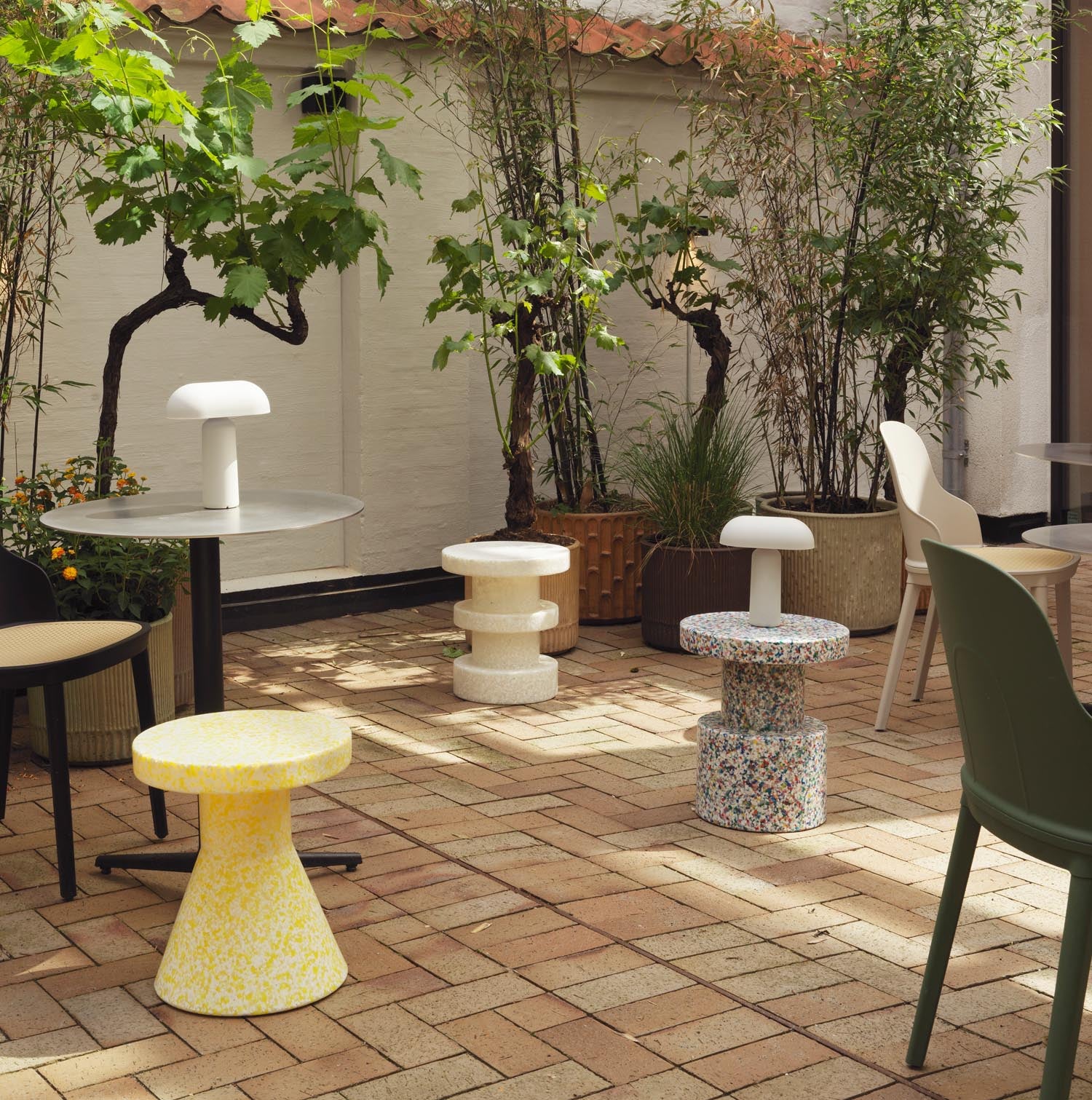 Entdecken Sie den vielseitigen Bit Hocker von Normann Copenhagen – ein skulpturales Design-Highlight aus recyceltem Kunststoff, perfekt für jeden Raum.