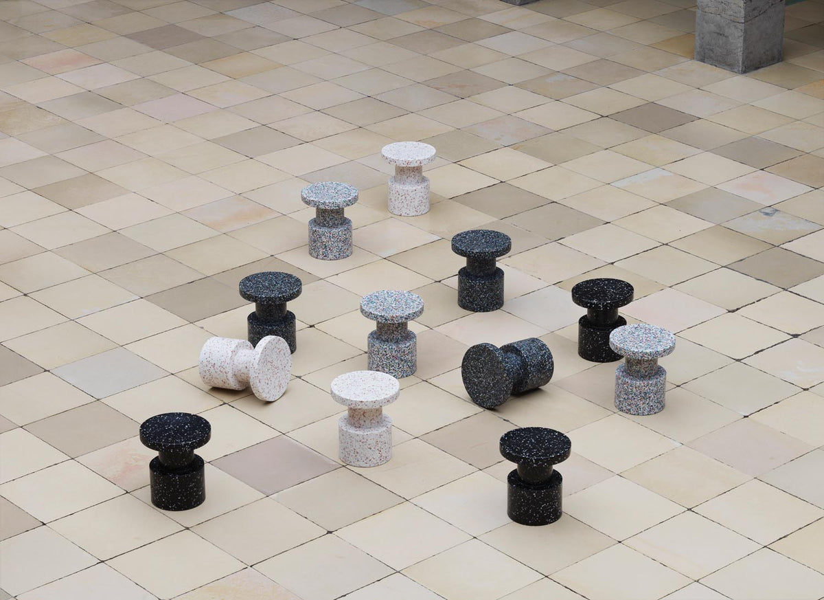 Bit Hocker in Weiss Multi präsentiert im Onlineshop von KAQTU Design AG. Hocker ist von Normann Copenhagen