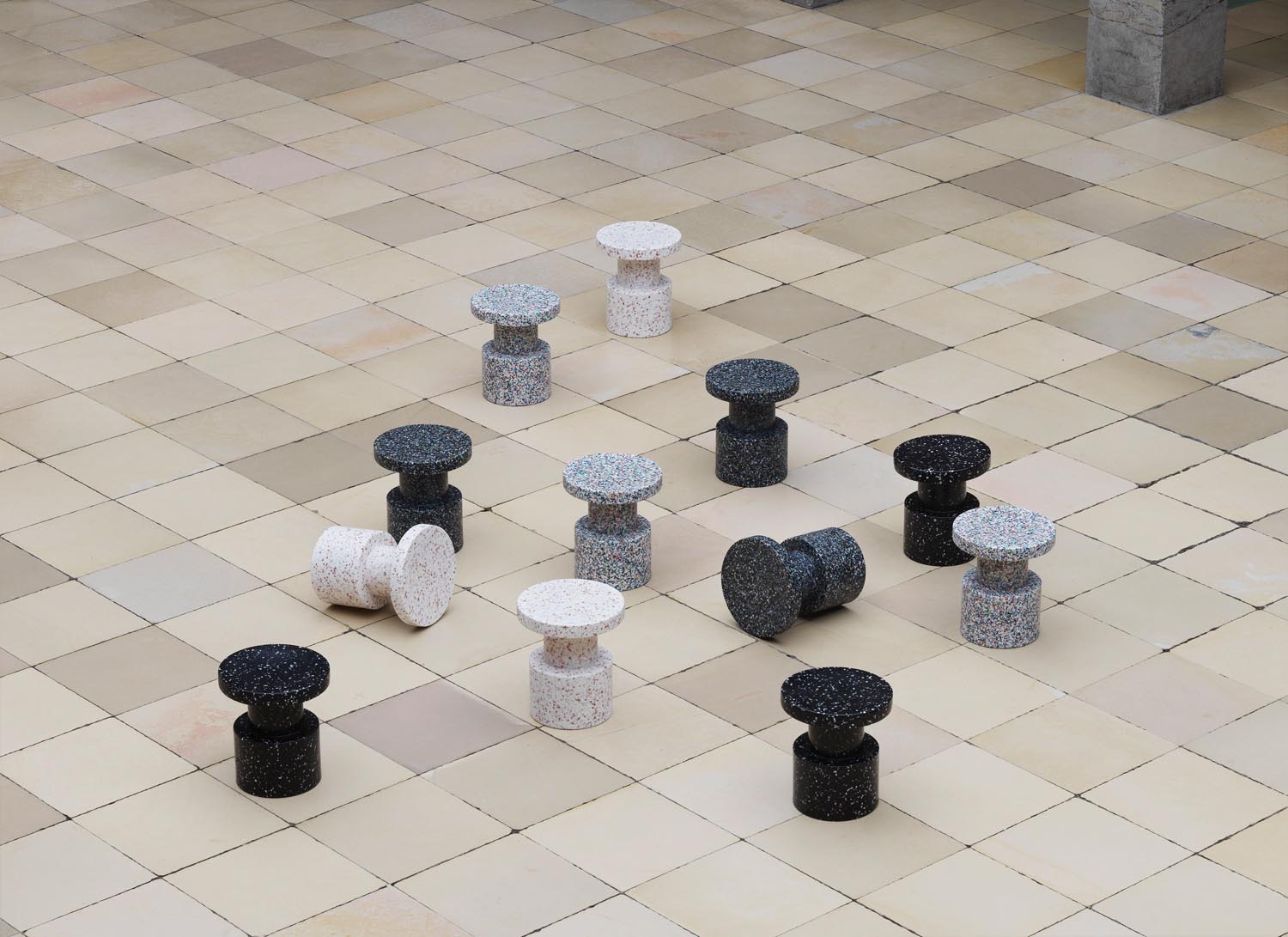 Entdecken Sie den vielseitigen Bit Hocker von Normann Copenhagen – ein skulpturales Design-Highlight aus recyceltem Kunststoff, perfekt für jeden Raum.