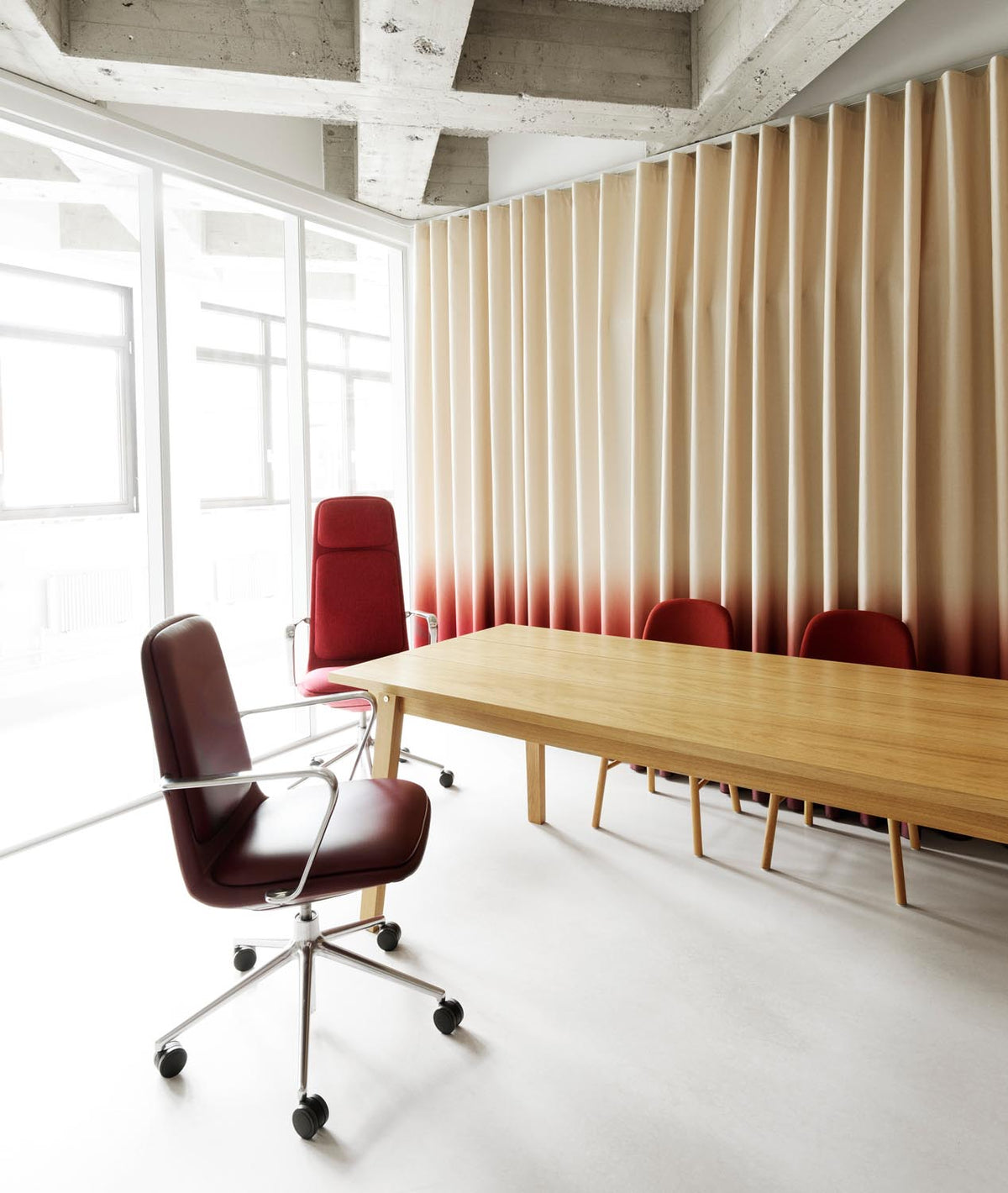 Slice Tisch Linoleum in  präsentiert im Onlineshop von KAQTU Design AG. Esstisch ist von Normann Copenhagen