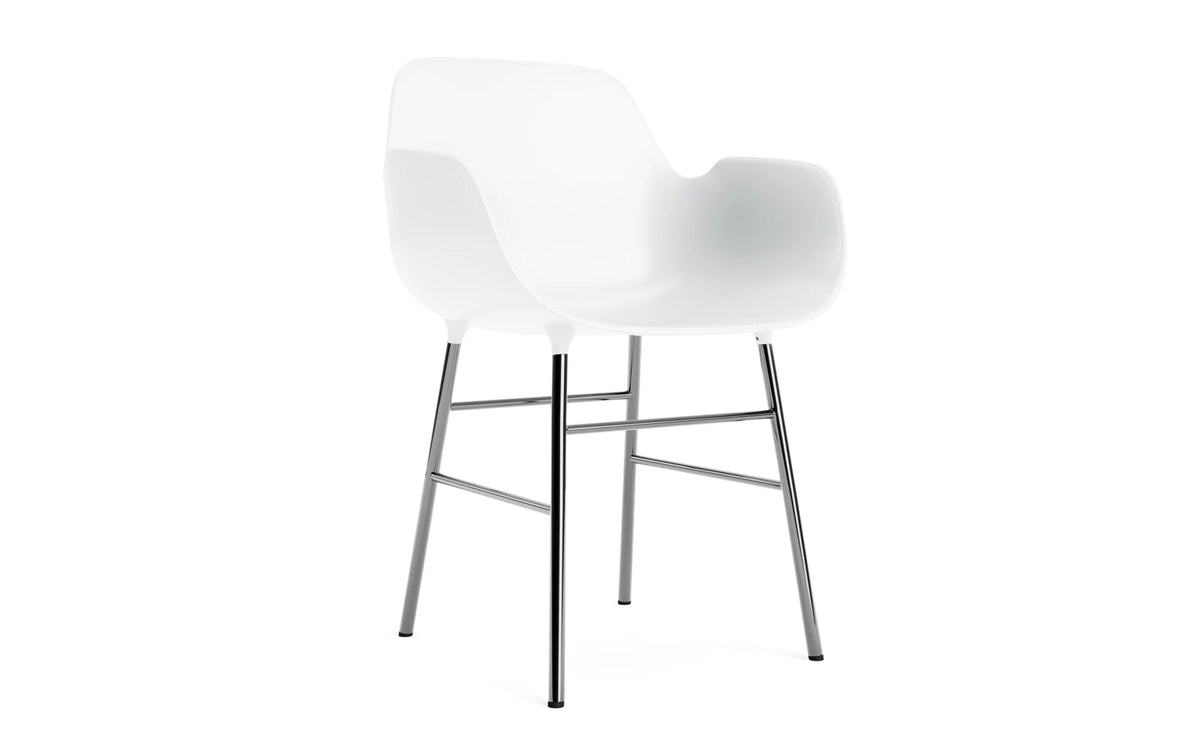 Form Armlehnstuhl in Weiss präsentiert im Onlineshop von KAQTU Design AG. Stuhl mit Armlehne ist von Normann Copenhagen