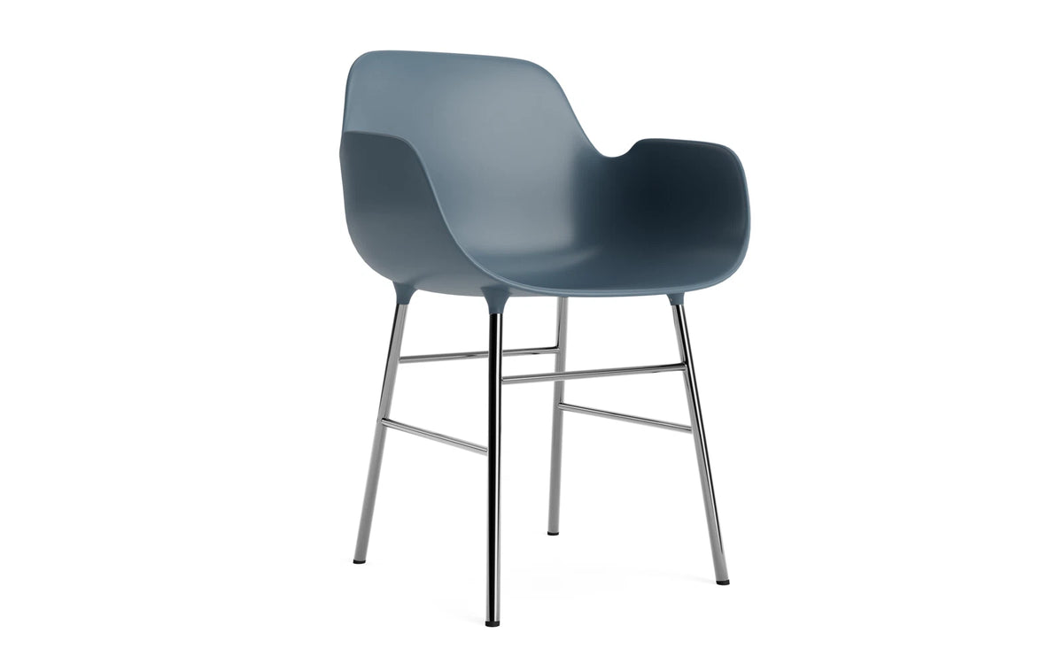 Form Armlehnstuhl in Blau präsentiert im Onlineshop von KAQTU Design AG. Stuhl mit Armlehne ist von Normann Copenhagen