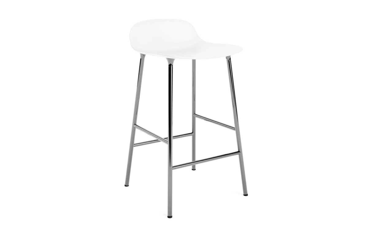 Form Barhocker in Weiss präsentiert im Onlineshop von KAQTU Design AG. Barstuhl ist von Normann Copenhagen