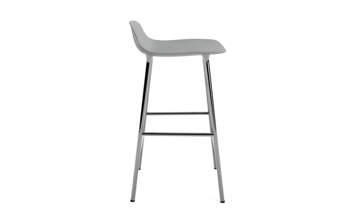 Form Barhocker in Grau präsentiert im Onlineshop von KAQTU Design AG. Barstuhl ist von Normann Copenhagen